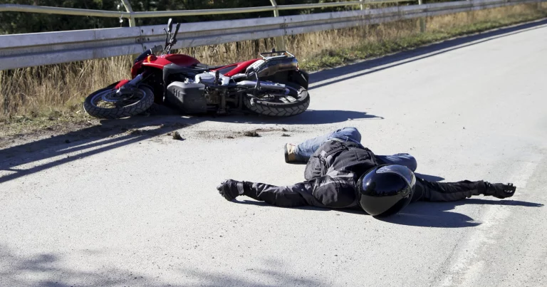 羅斯維爾發生事故後，摩托車手傷勢危急