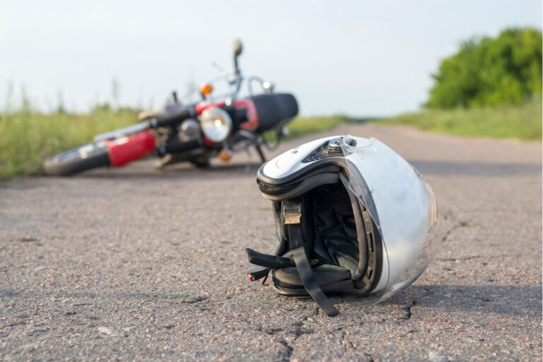 官員稱，索拉諾縣摩托車手撞上另一輛車後死亡
