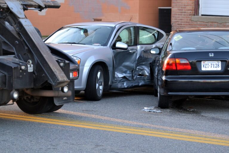 奧克蘭發生一起被盜汽車事故，造成 2 人死亡、1 人受傷