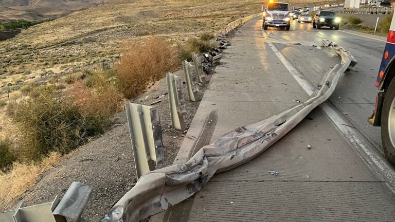 I-80 公路上的車禍損壞了護欄