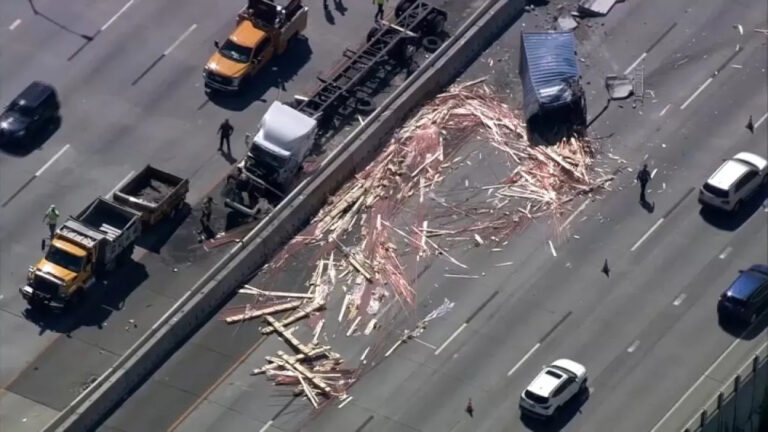 墜毀的木板散落在 I-95 州際公路上