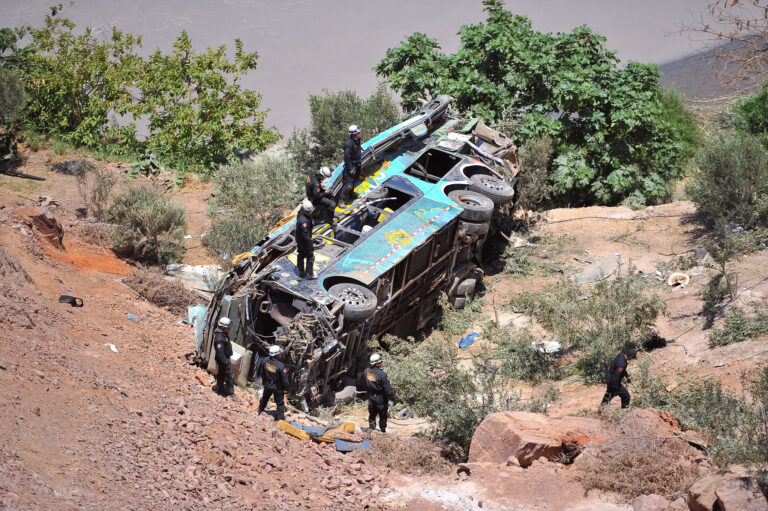 秘魯公車事故造成至少 24 人死亡 - 運輸公司
