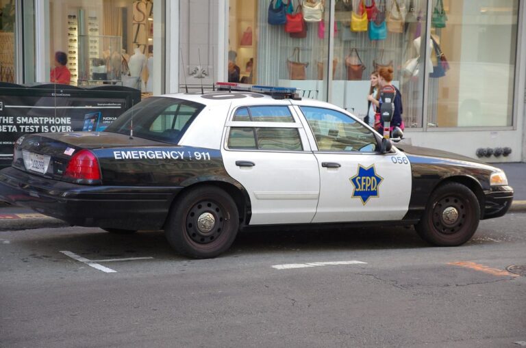 舊金山警察開槍打死撞中國領事館的汽車司機