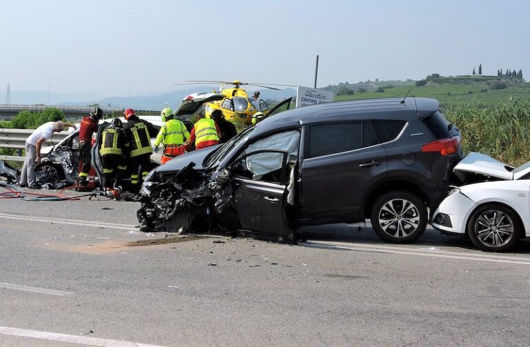 加州納欣諾市附近發生多車事故，造成 1 人死亡、1 人受傷