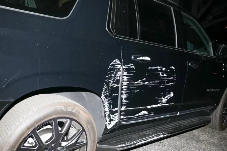 皮特戴維森 (Pete Davidson) 因魯莽駕駛被指控，在離開他的單口喜劇表演時撞壞了他的 SUV
