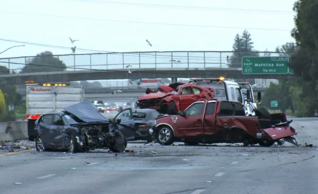 聖荷西：小型貨車在 101 號高速公路翻車事故中翻車，南加州男子身亡
