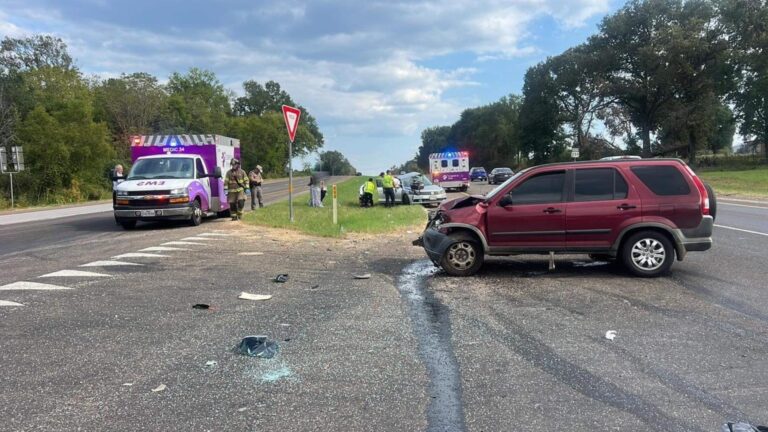 工作人員應對 US 259 公路 CR 102 公路上發生的兩輛車相撞事故，交通速度減慢
