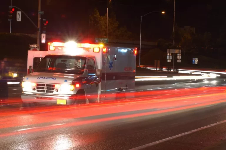 Mojave Drive 和 East Trail 發生 1 人死亡、1 人受傷、2 輛汽車相撞事故 [加州維克多維爾]