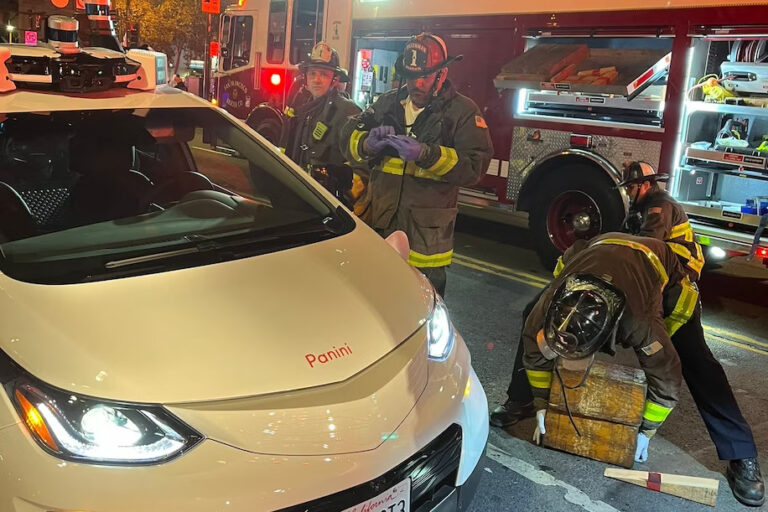 舊金山發生怪異事故，行人被困在機器人計程車下