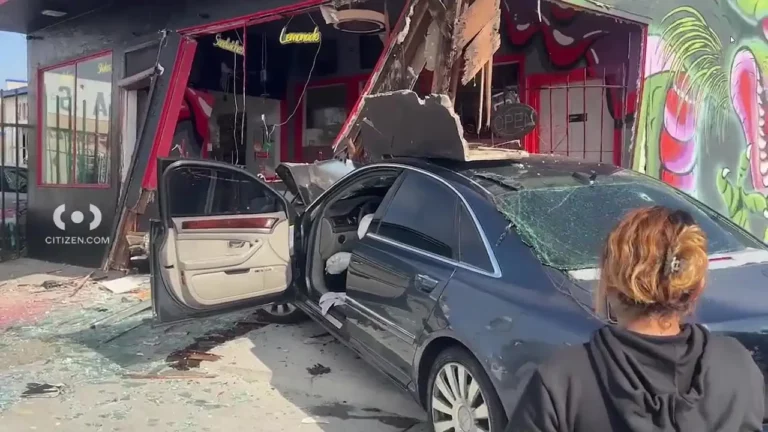 奧克蘭警方稱，與槍擊事件有關的汽車撞向附近的雞翅餐廳
